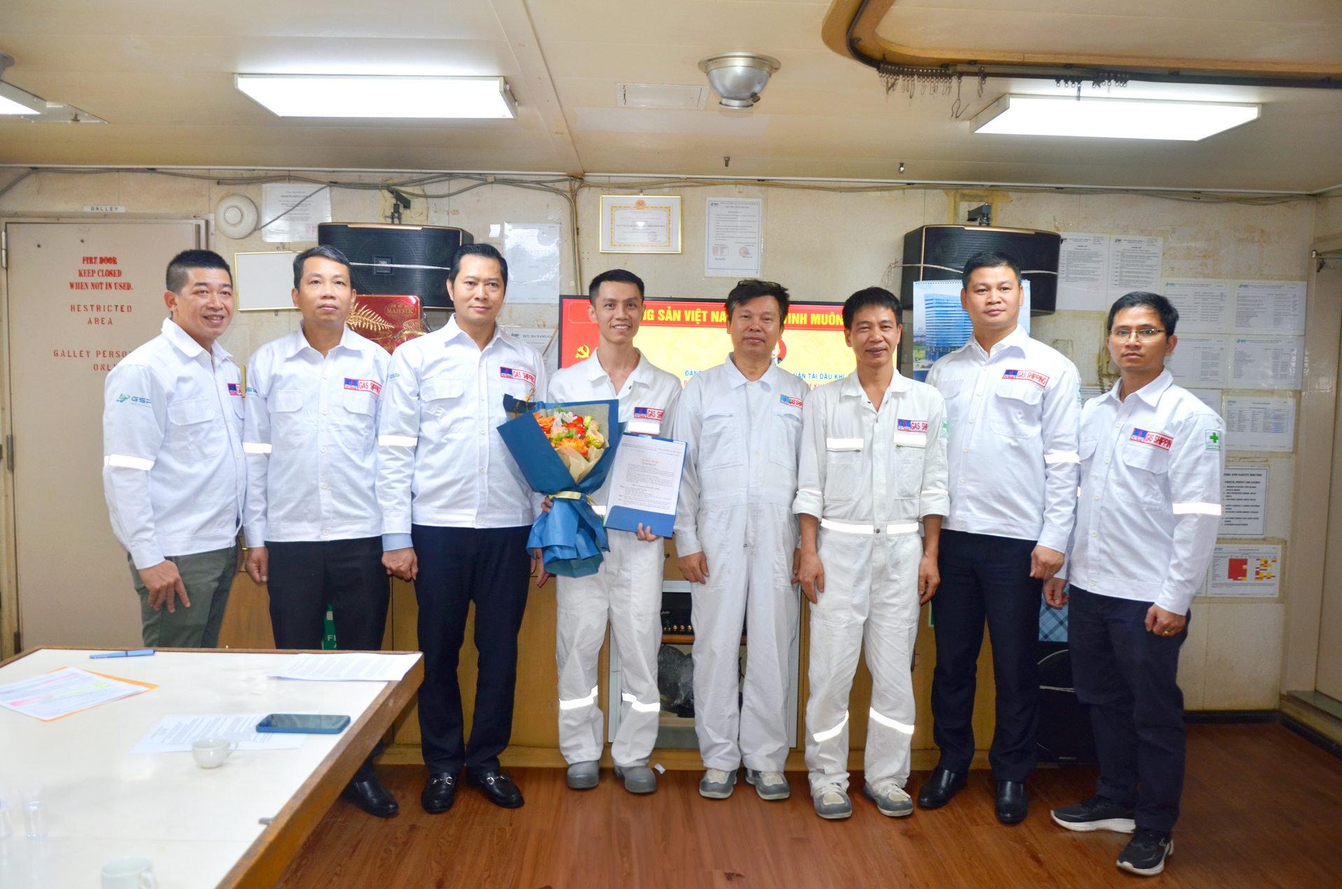 Chi bộ Công ty Gas Shipping tổ chức Lễ kết nạp Đảng viên mới